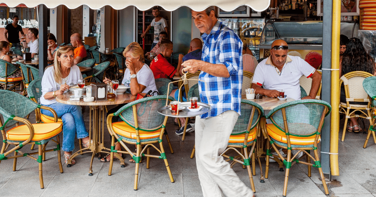 Расчет на невнимательность: турецкие кафе освоили новый способ обмана российских туристов